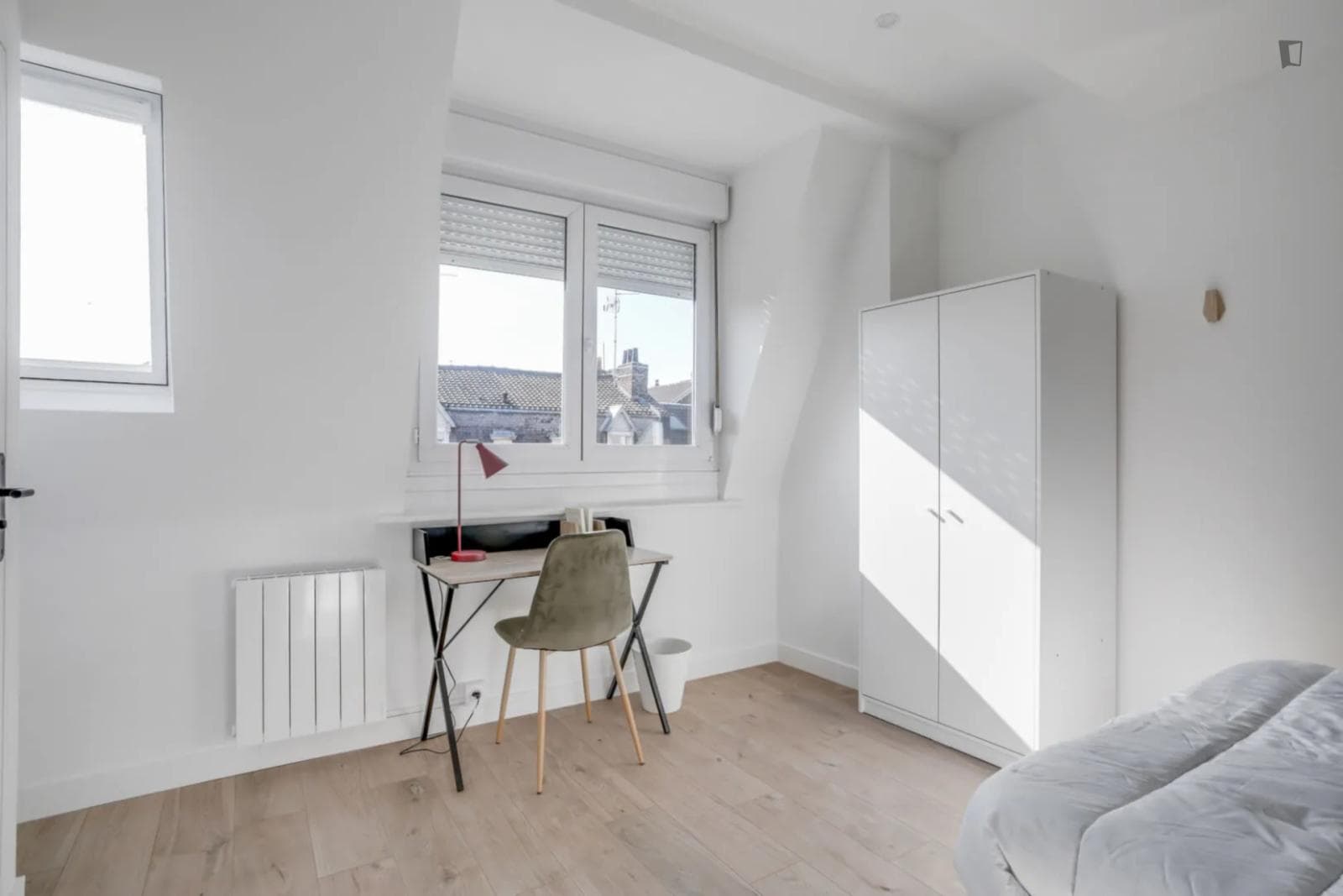 Bright double ensuite bedroom close to Montebello metro station photo 1