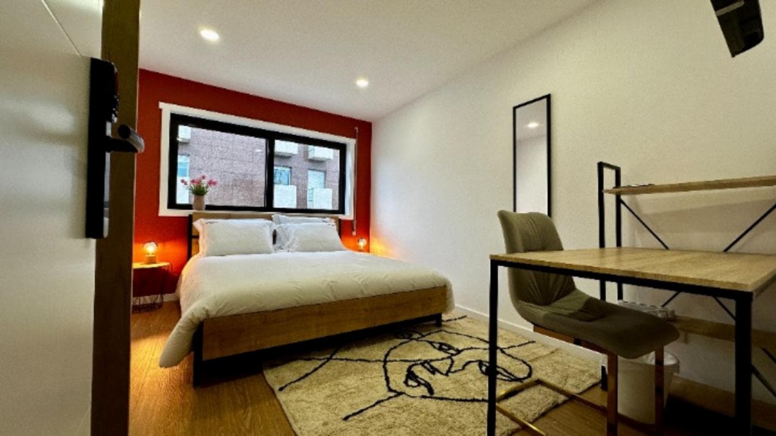 Pleasant double bedroom in a 5-bedroom flat photo 1