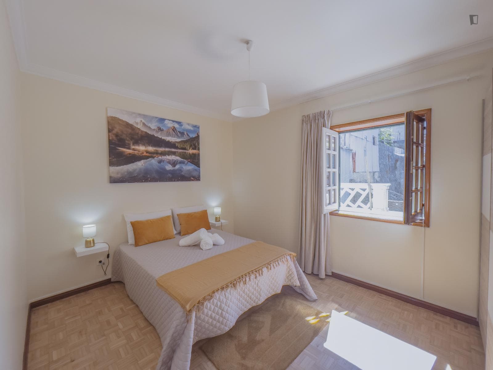 Cool double bedroom in a 10-bedroom house photo 1
