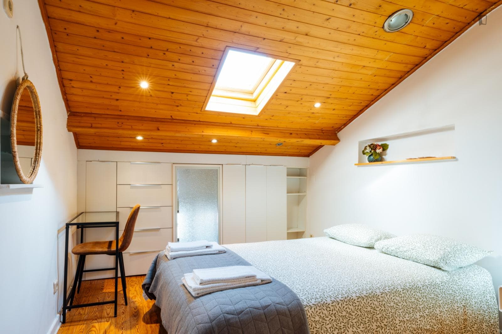 Comfy double bedroom in Bairro Alto photo 1
