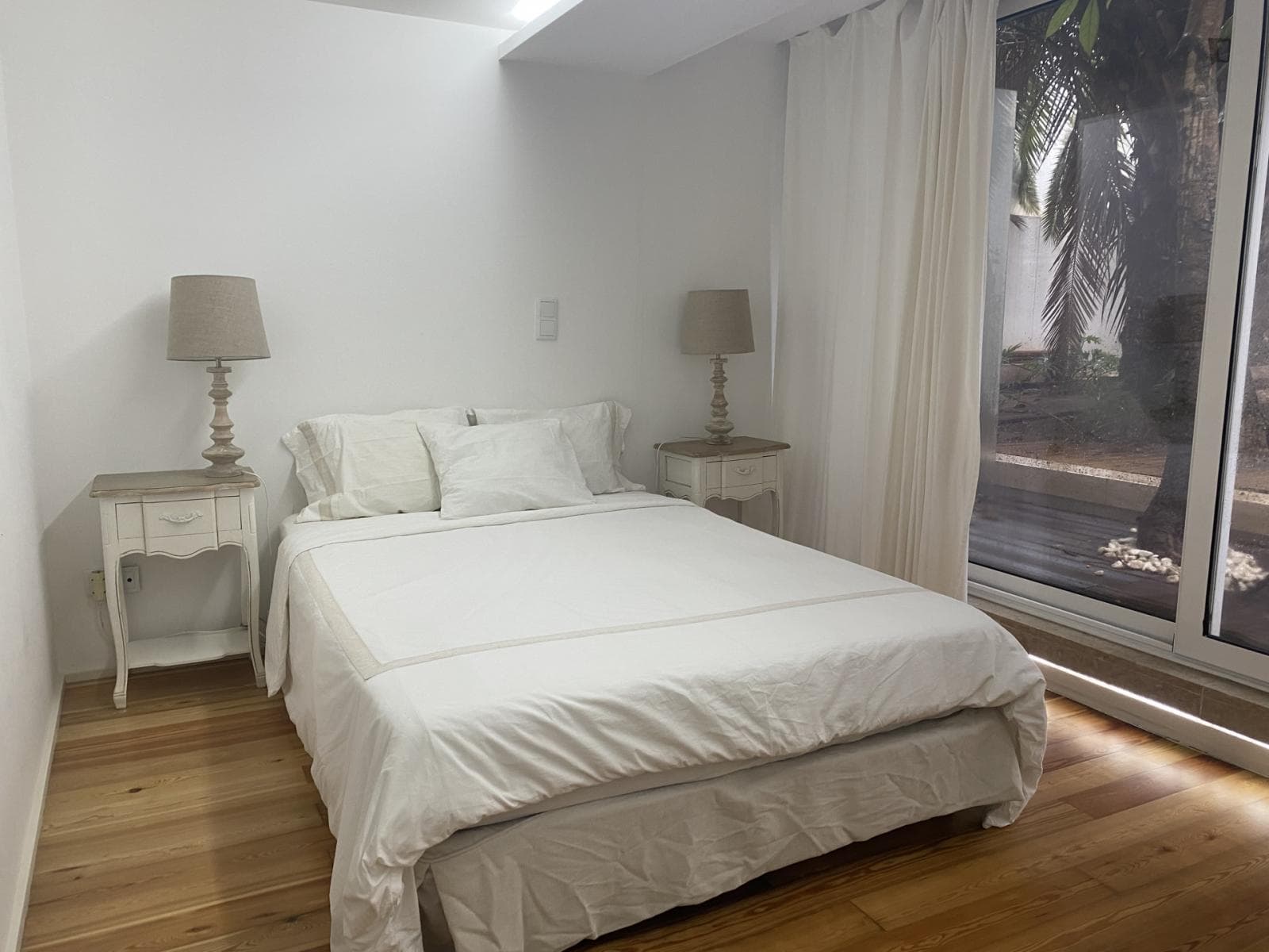 Charming double ensuite bedroom next to Anjos metro station photo 1