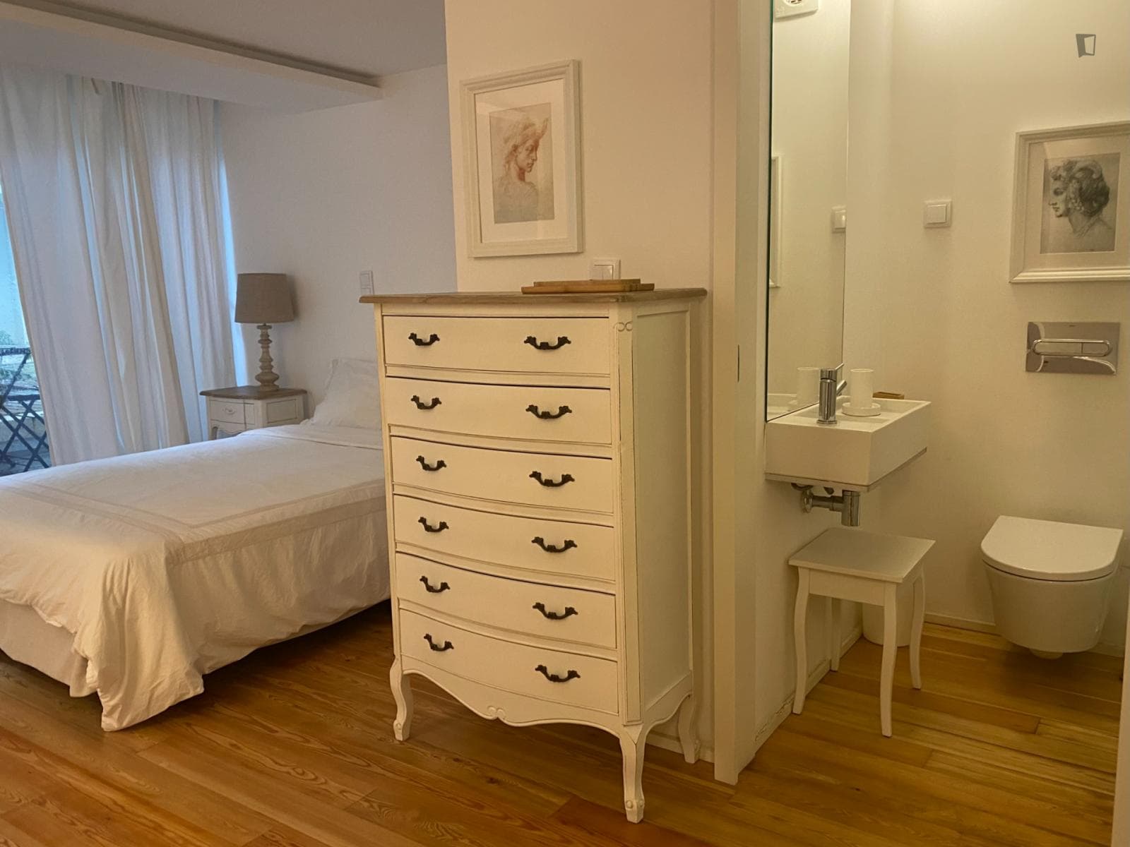Enchanting double ensuite bedroom next to Arroios metro station photo 1