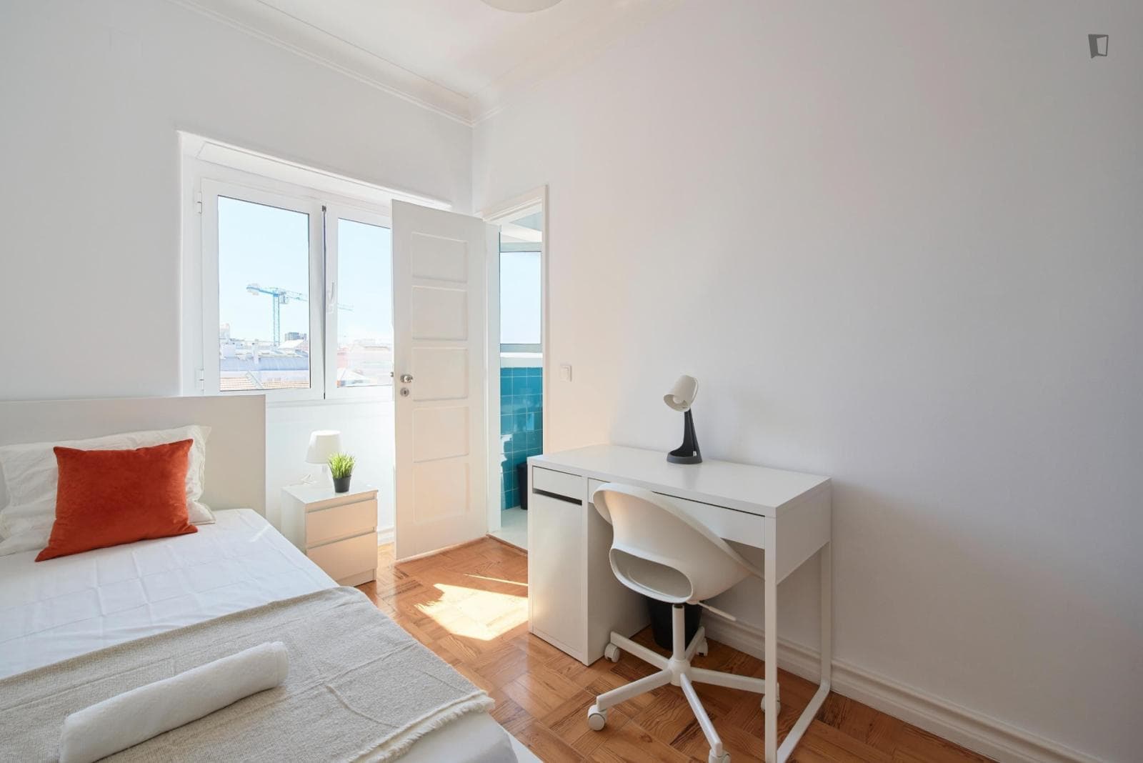 Wonderful ensuite bedroom in 9-bedroom apartment photo 1