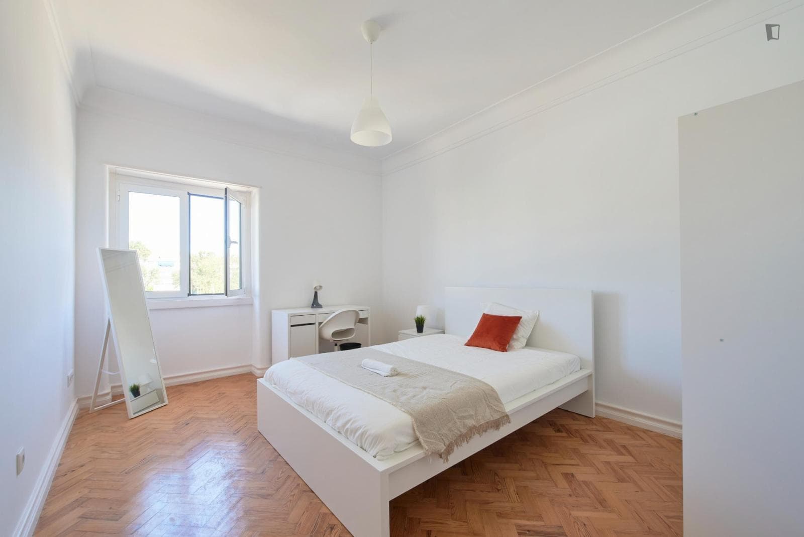 Quarto com cama de casal em apartamento com 9 quartos photo 1