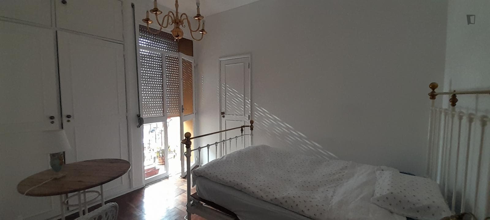 Single bedroom, with private bathroom, in 3-bedroom apartment photo 1