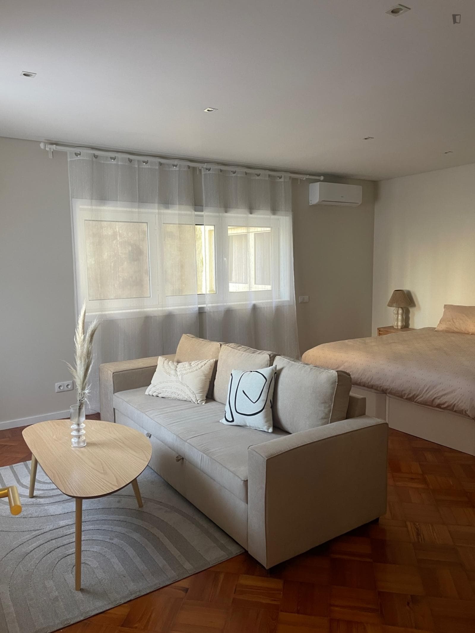 Great double bedroom in a 5-bedroom flat photo 1
