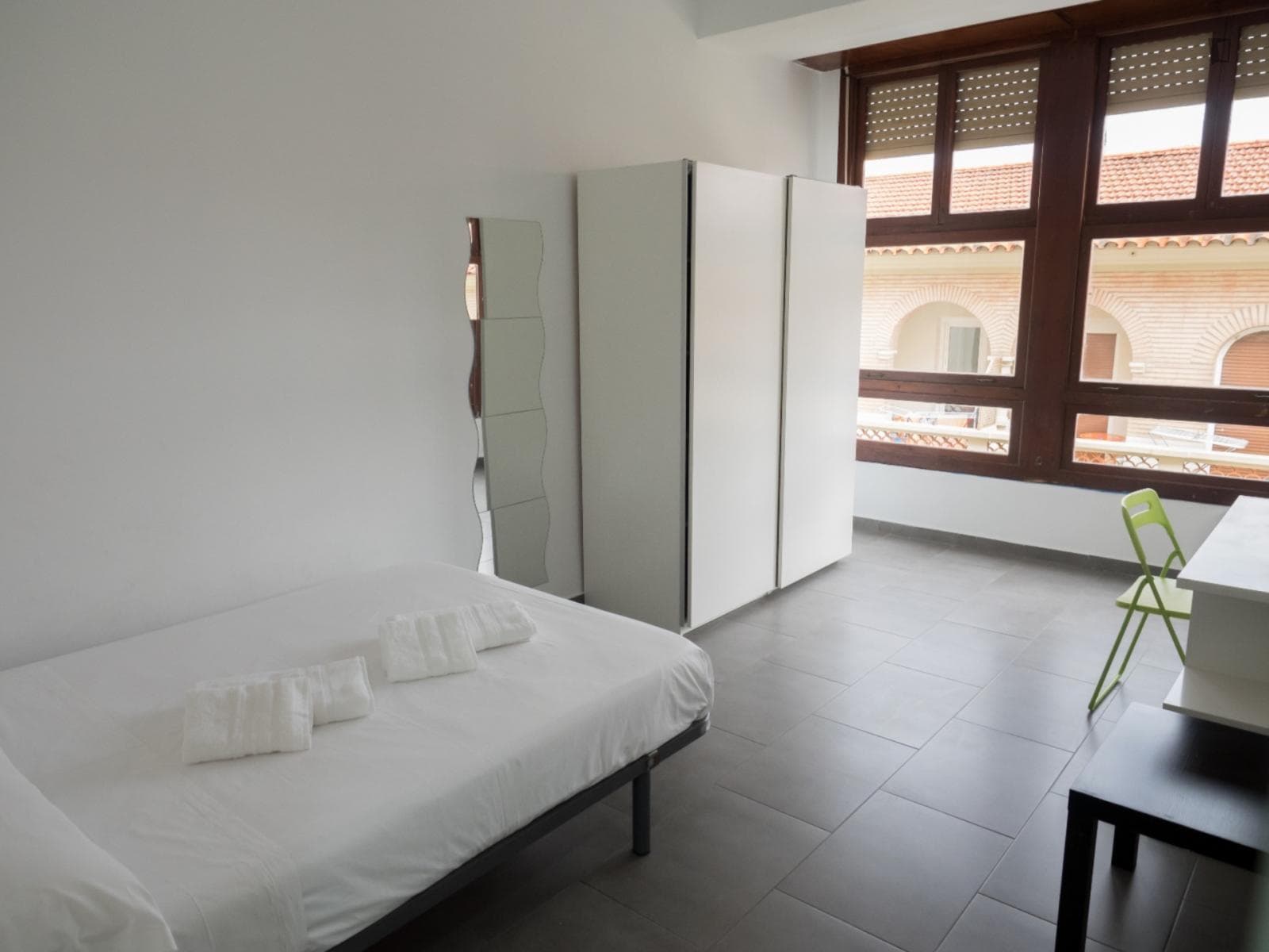 Double bedroom in 9-bedroom apartment photo 1