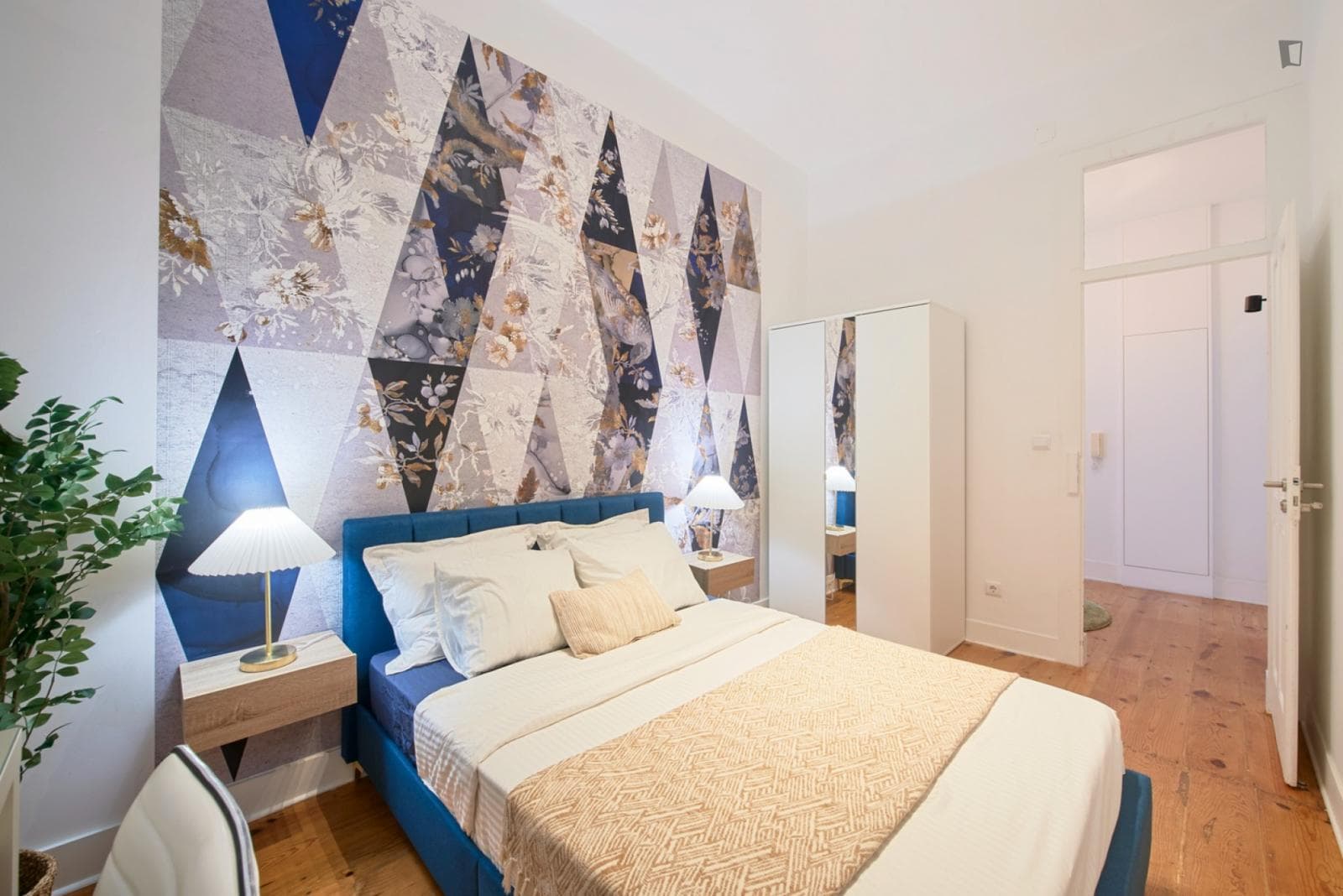 Attractive single bedroom in a property with balcony photo 1