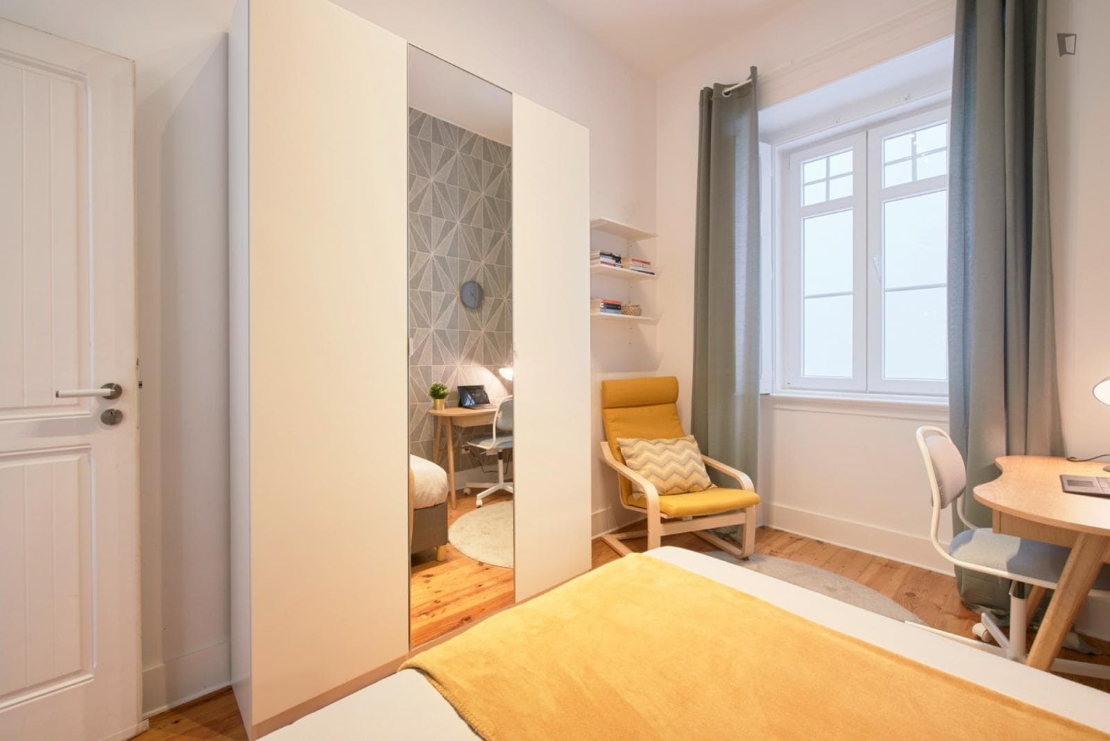 Cozy single bedroom in a property with balcony photo 1