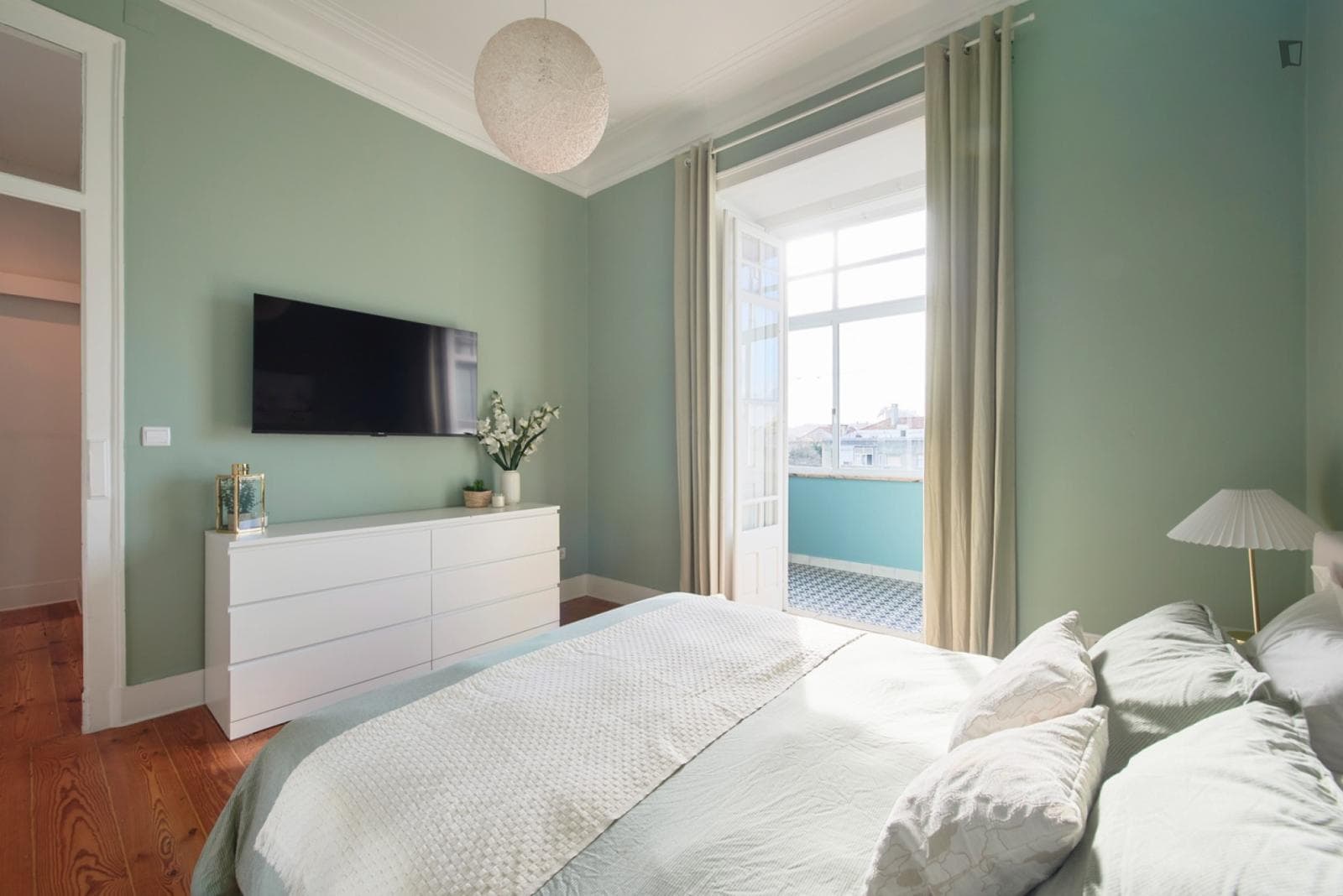 Appealing single bedroom with balcony photo 1