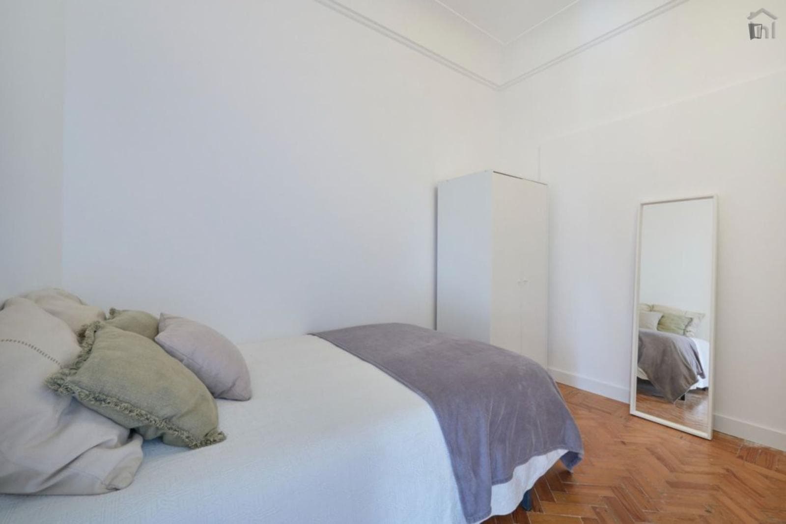 Welcoming double bedroom in proximity to Alameda metro station photo 1
