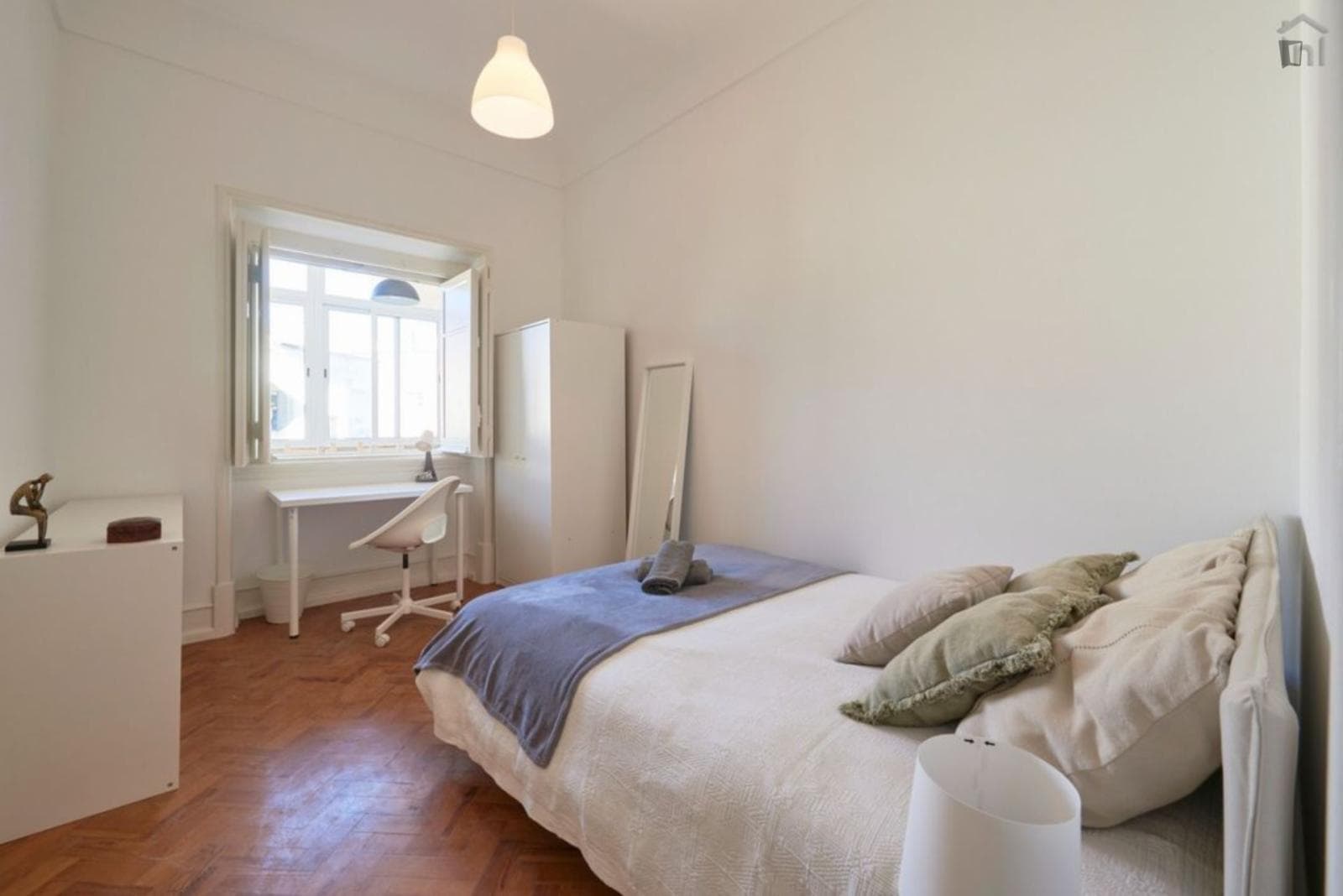 Lovely double bedroom in close proximity to Alameda metro station photo 1