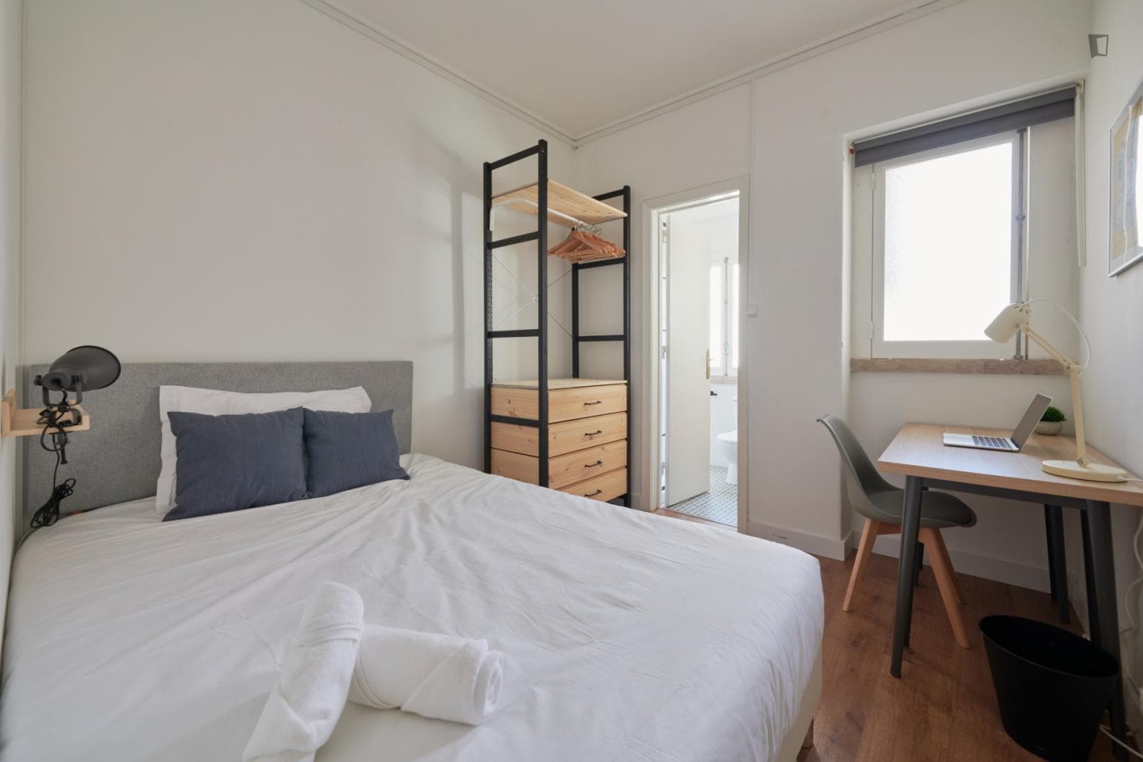 S9 R7 - Bright double ensuite bedroom in Saldanha photo 1