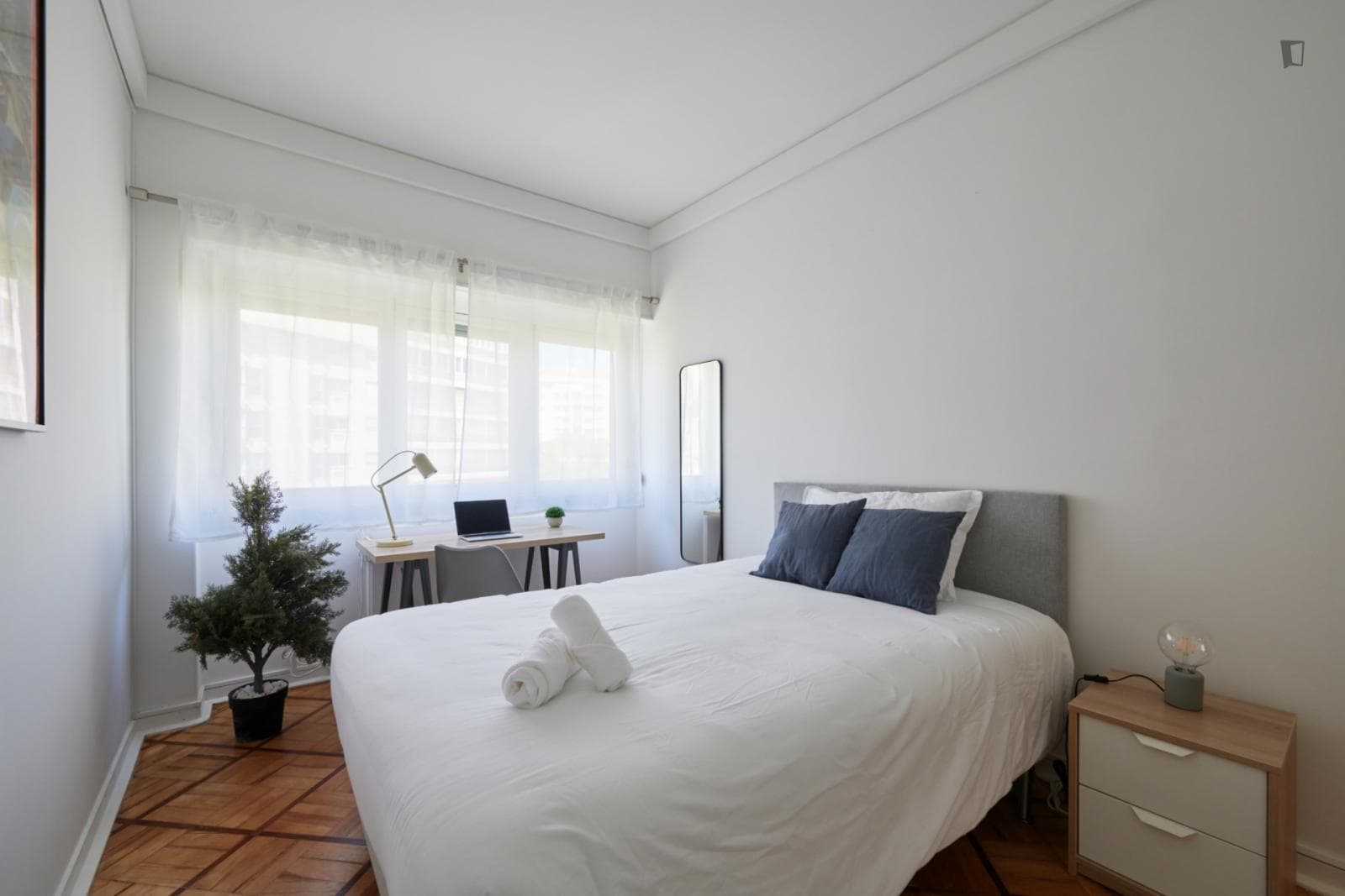 S9 R4 - Great double bedroom next to Parque Eduardo photo 1