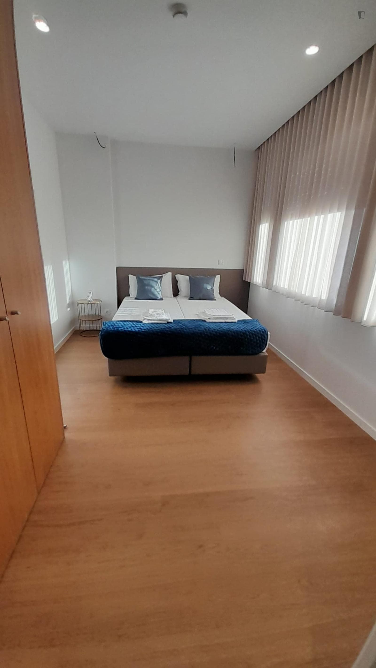 Sunny double bedroom next to FEP photo 1