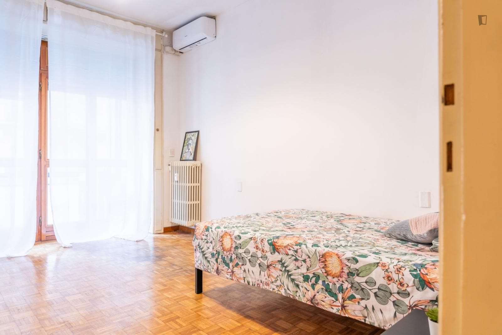 Large single bedroom with a balcony, in Calvairate photo 1
