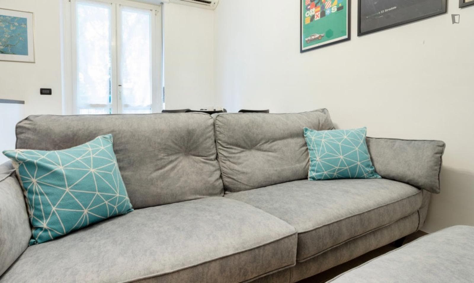 Bright 1-bedroom apartment close to Gambara metro station photo 1