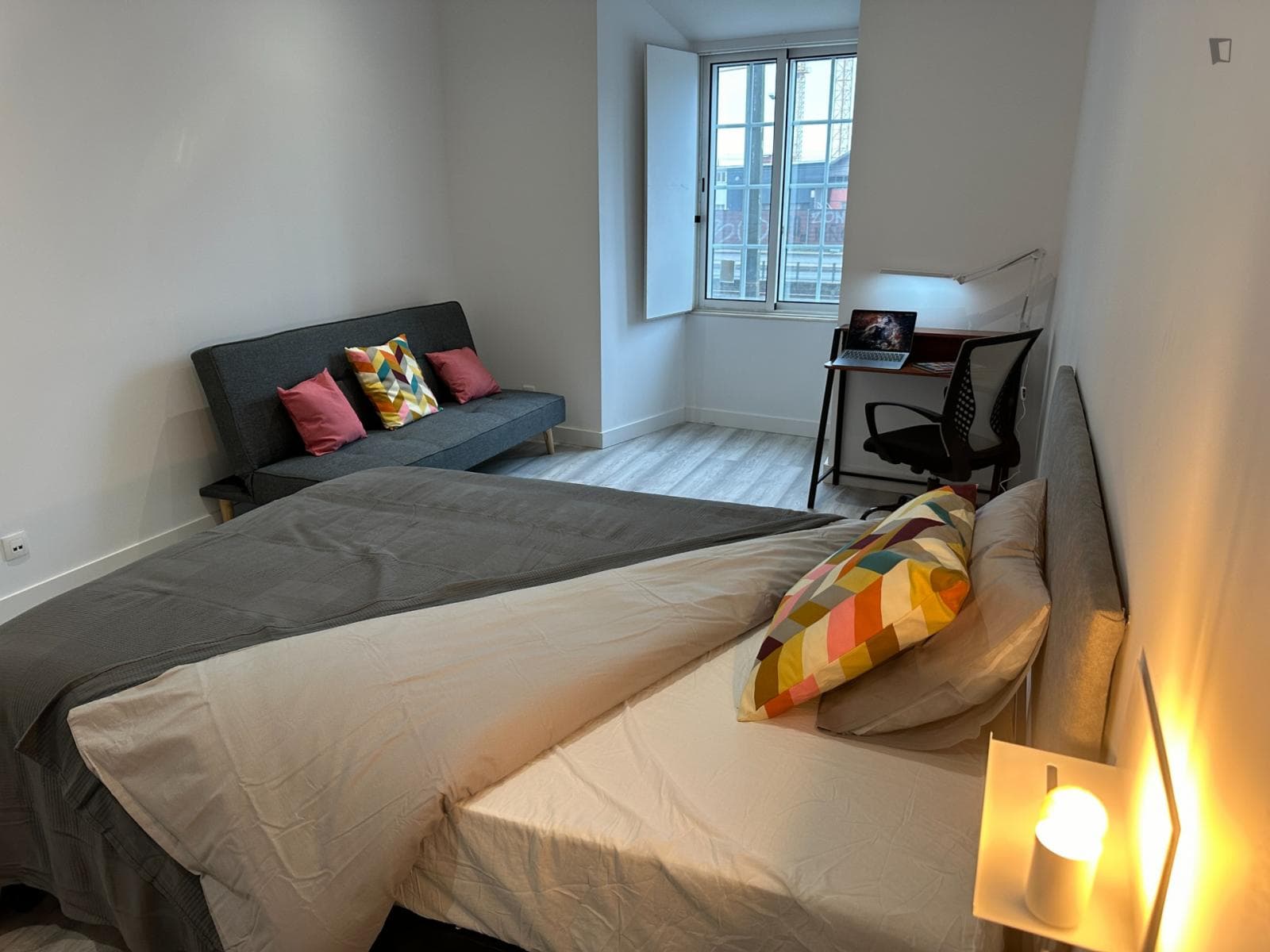 Lovely ensuite bedroom with a double-size bed next to Santos train station photo 1