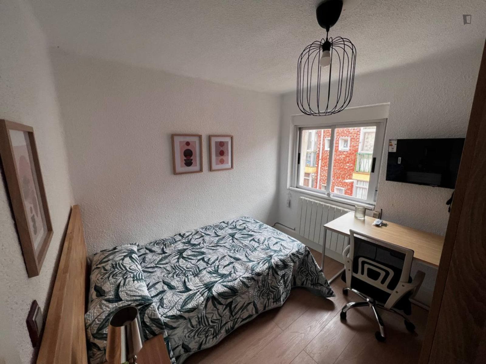 Cozy double bedroom in Salamanca close to Parque Villar y Macías photo 1