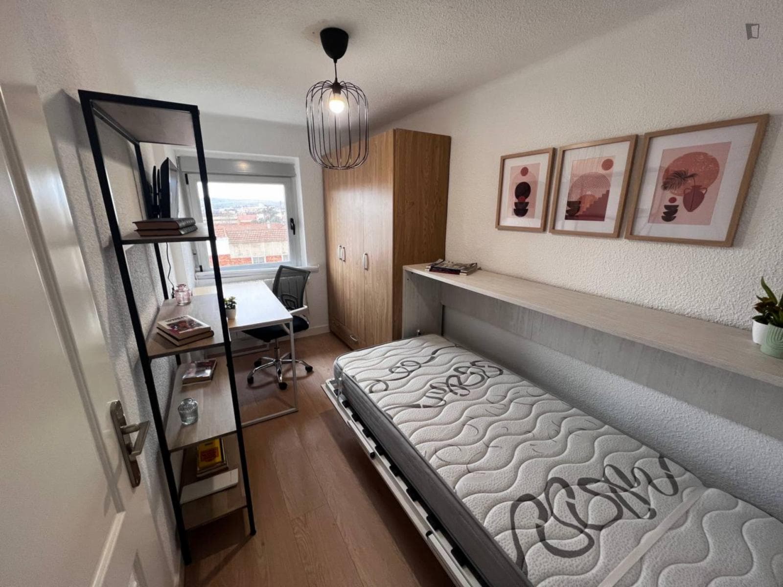 Homely single bedroom in Salamaca next to Estación de Autobuses de Salamanca photo 1