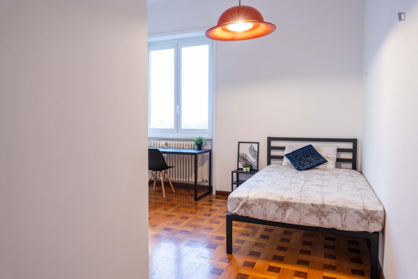 Comfy single bedroom in a 4-bedroom flat near Università Bocconi photo 1