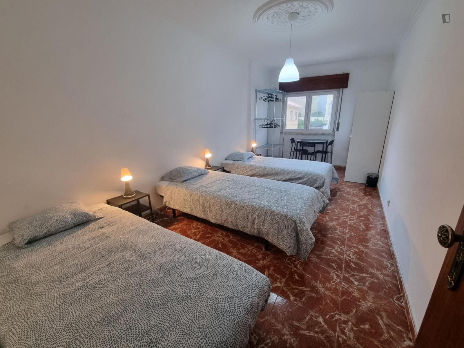 Comfortable triple bedroom near Algueirao-Mem Martins train station photo 1