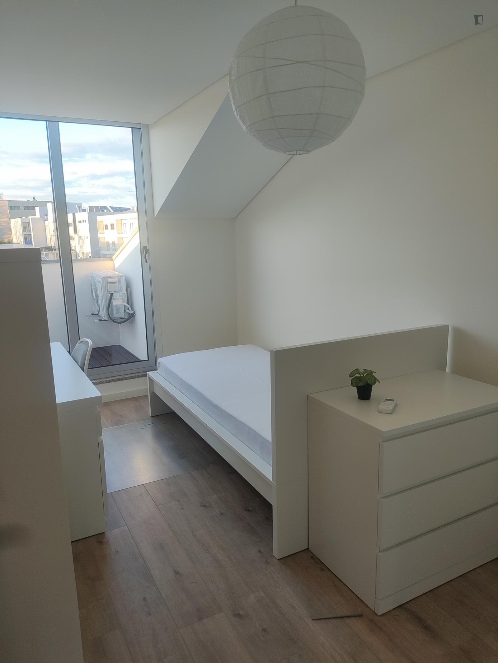 Breezy single bedroom with a balcony, in Braga photo 1