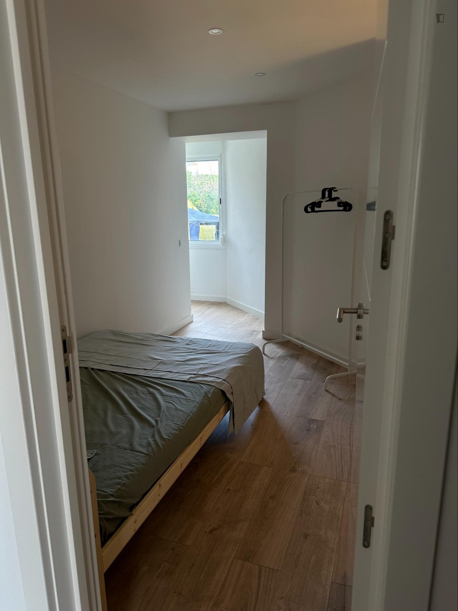 Great double bedroom with private bathroom in a 4-bedroom flat photo 1
