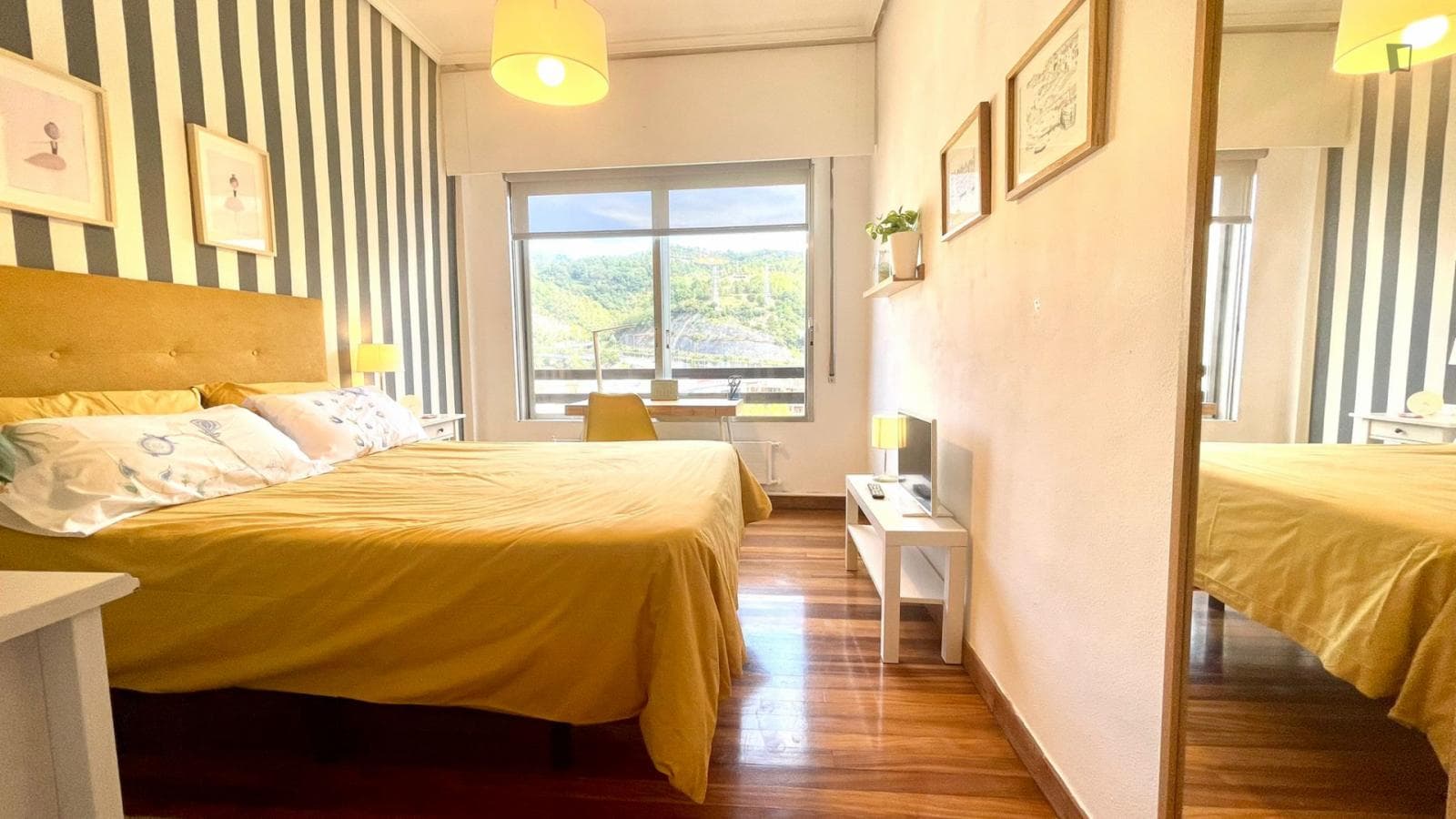 Single bedroom, in 3-bedroom apartment photo 1