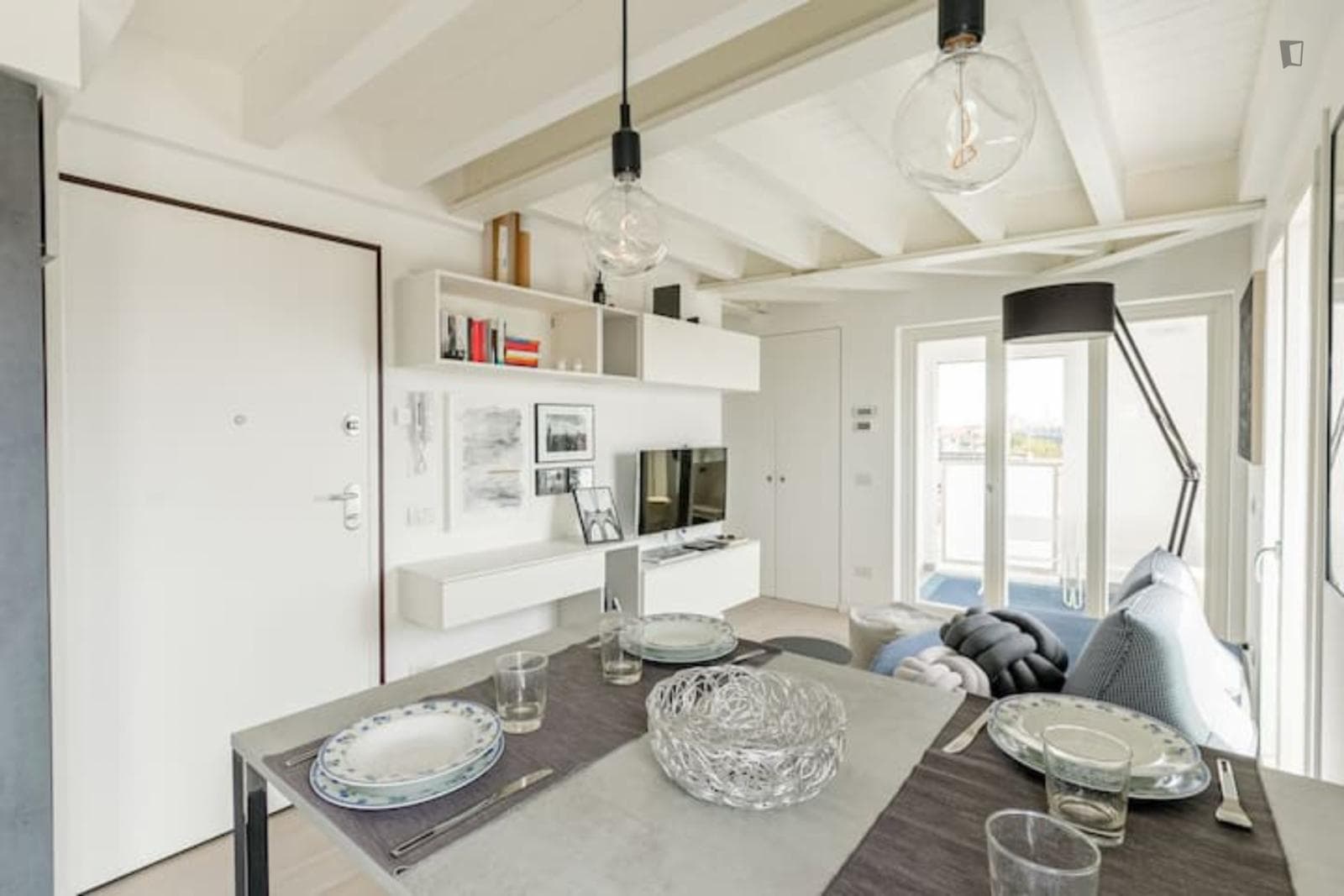 Bright 1-bedroom apartment wit balcony close to Milano Romolo train station photo 1
