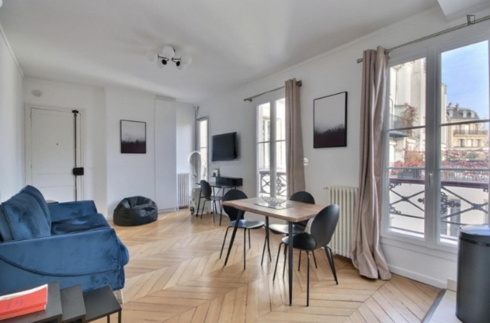 Bright studio next to Saint-Georges metro station photo 1