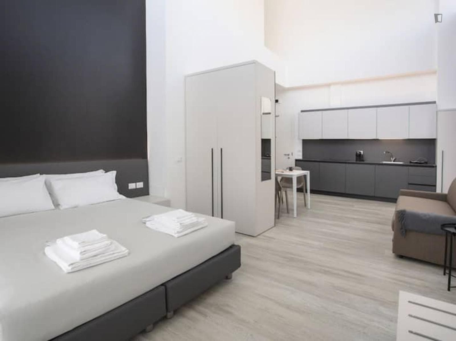 Modern and bright studio in Mestre photo 1