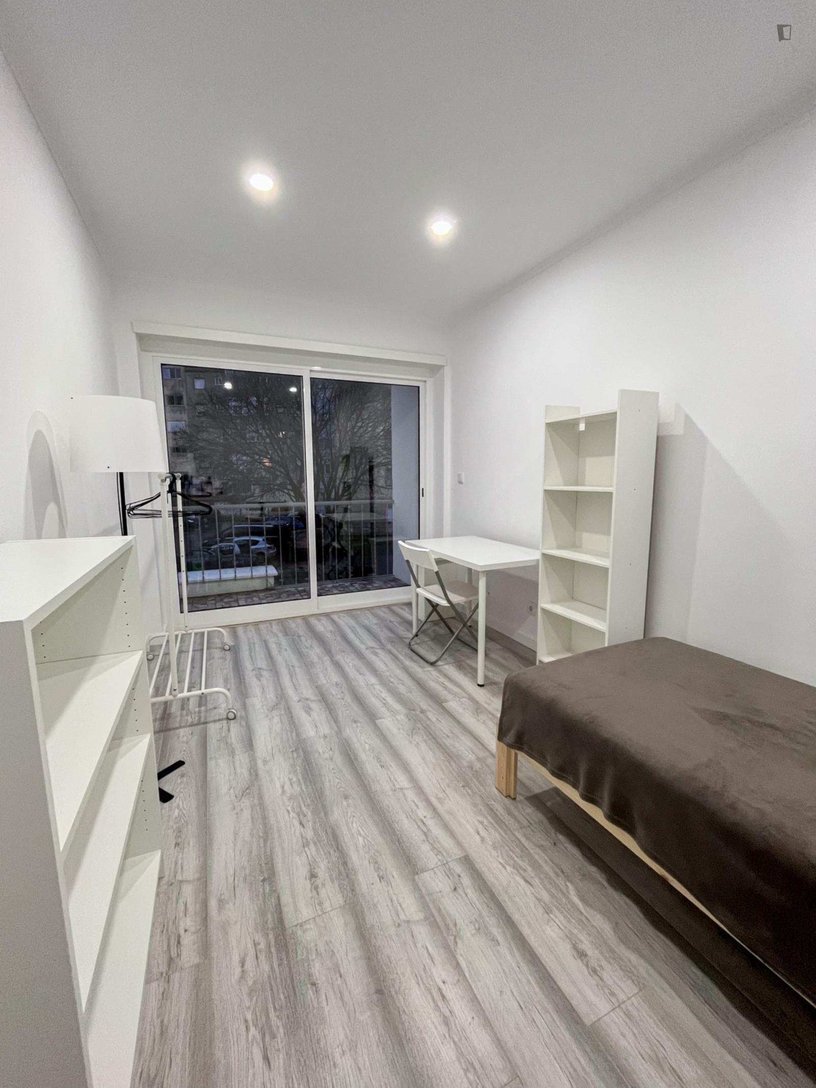 Very comfy single bedroom with a balcony, in Amadora photo 1