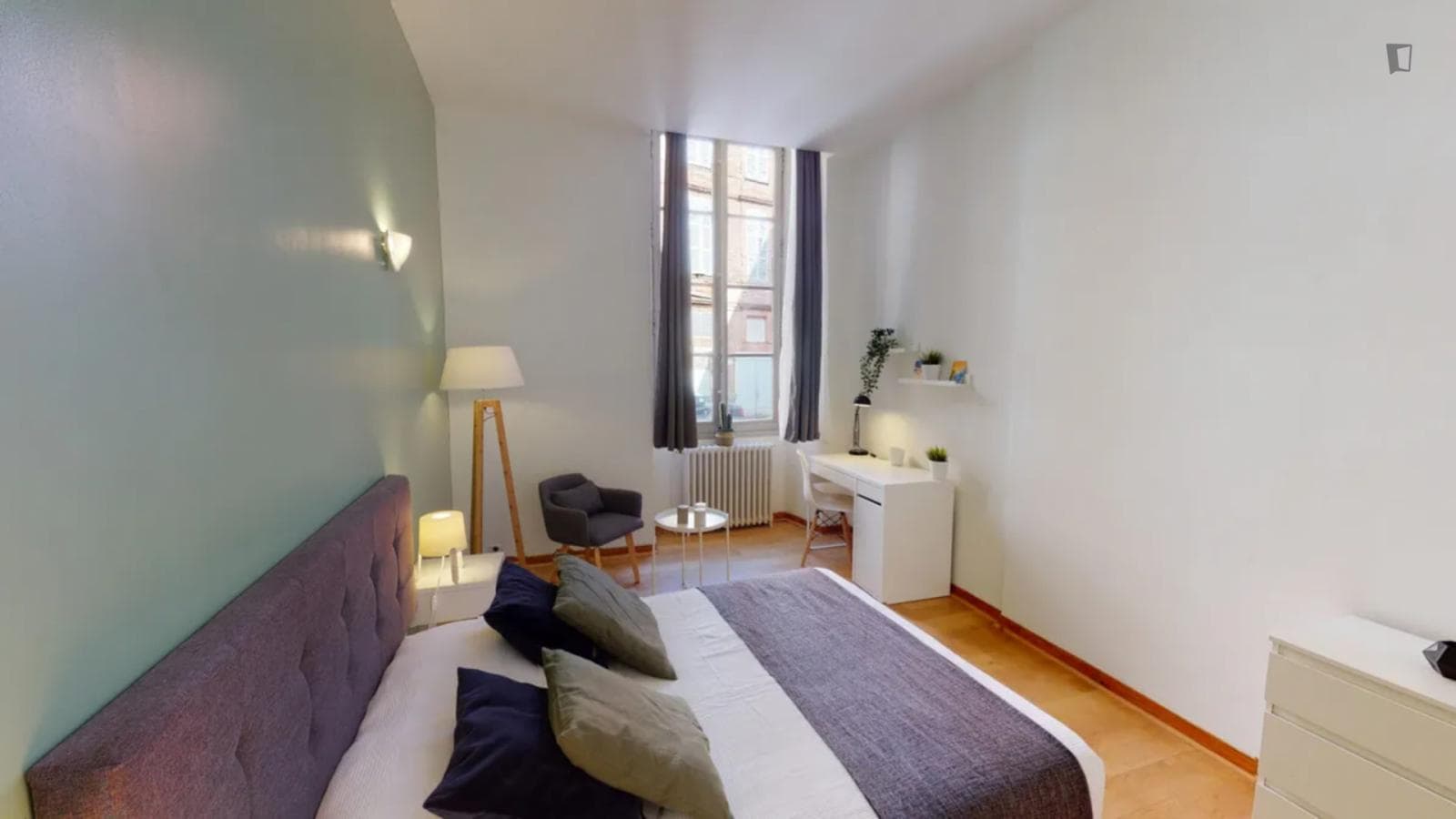 Bright double bedroom close to Esquirol metro station photo 1
