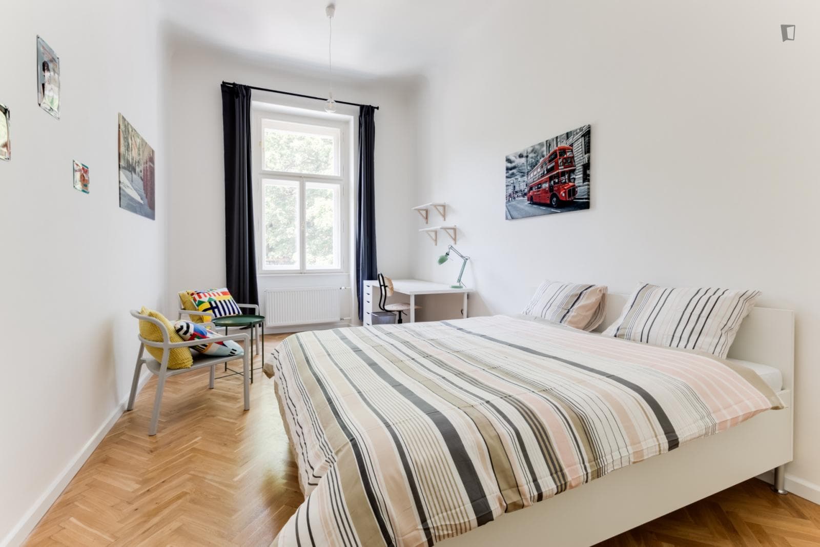 Bright double bedroom not far from Nový Smíchov Shopping Centre photo 1