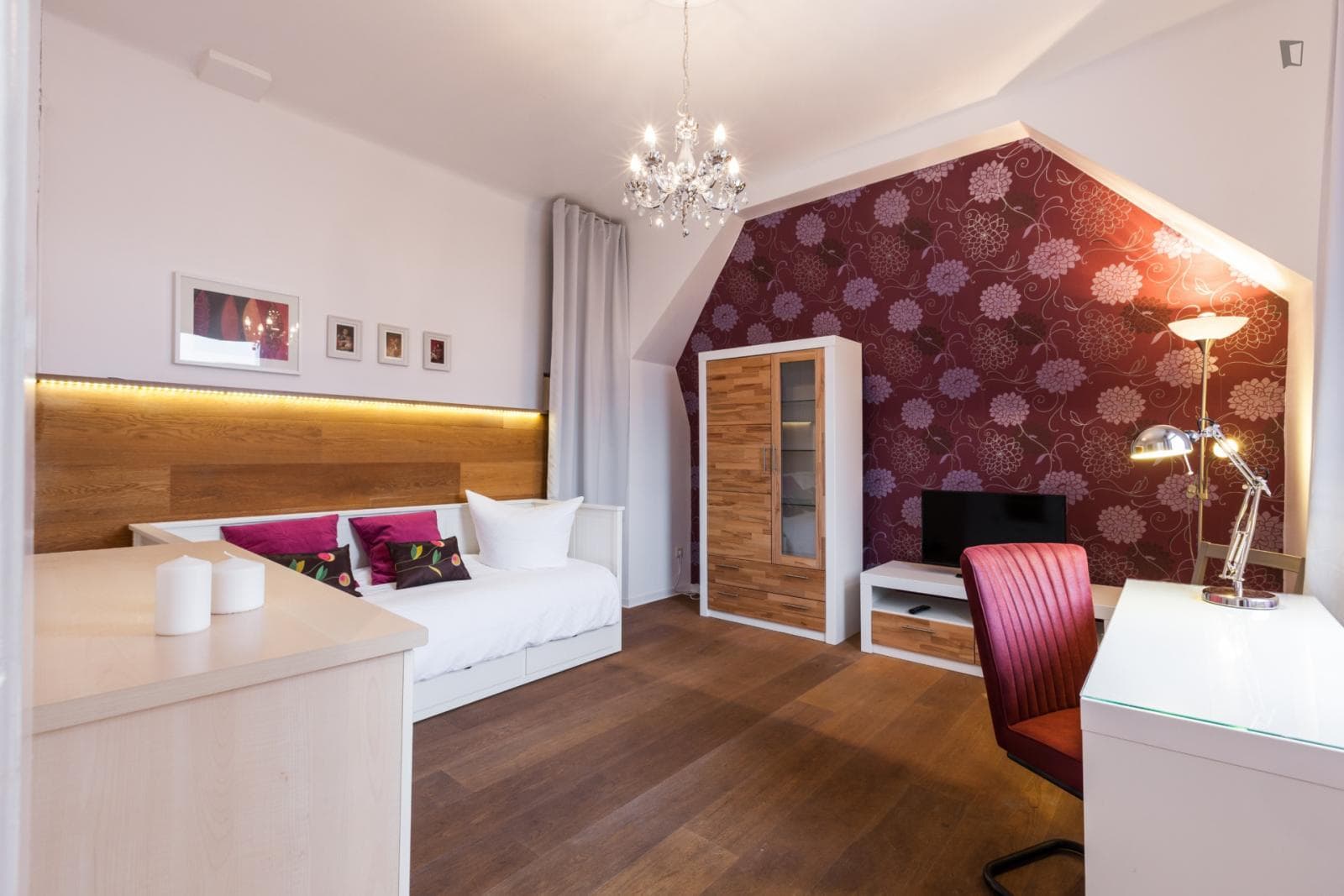 Beautiful room in a private house photo 1