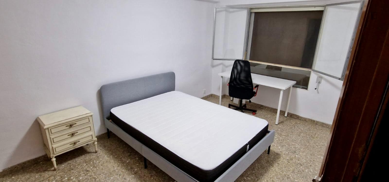 Appealing double bedroom near Parc del Viaducte photo 1