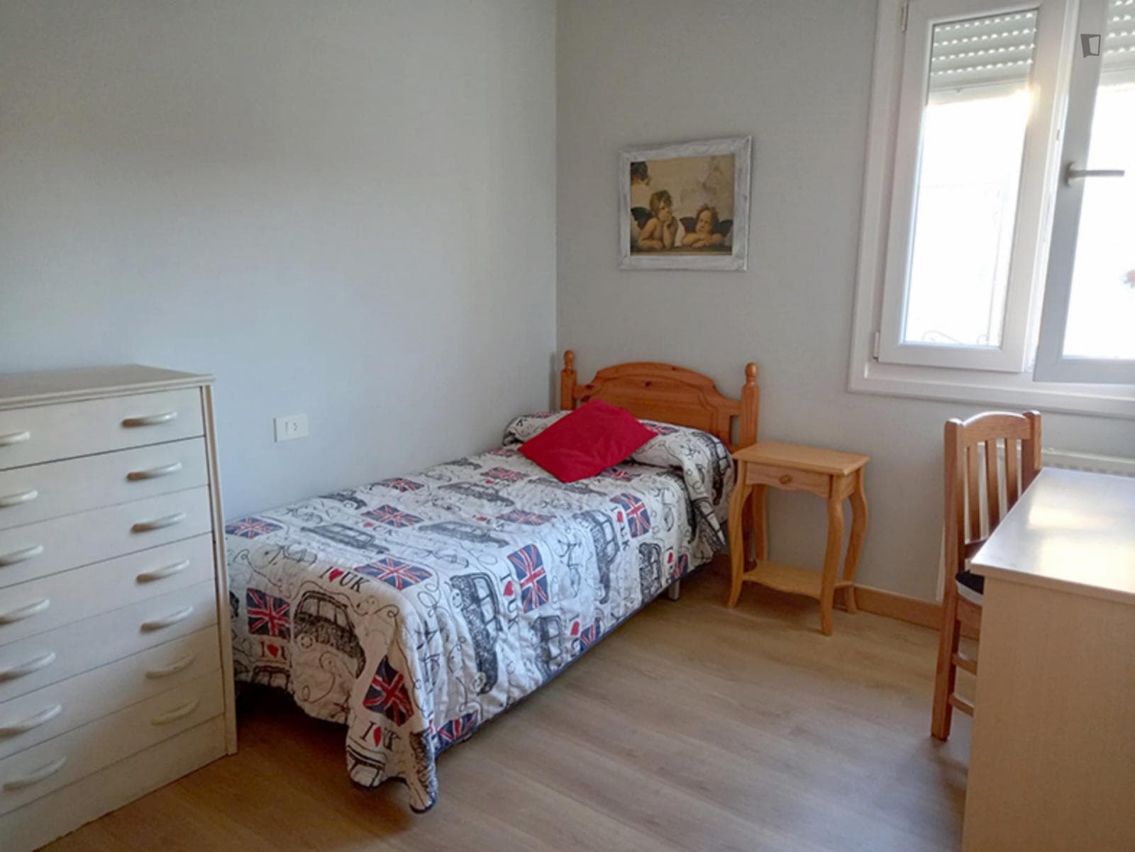 Single bedroom very well connected photo 1