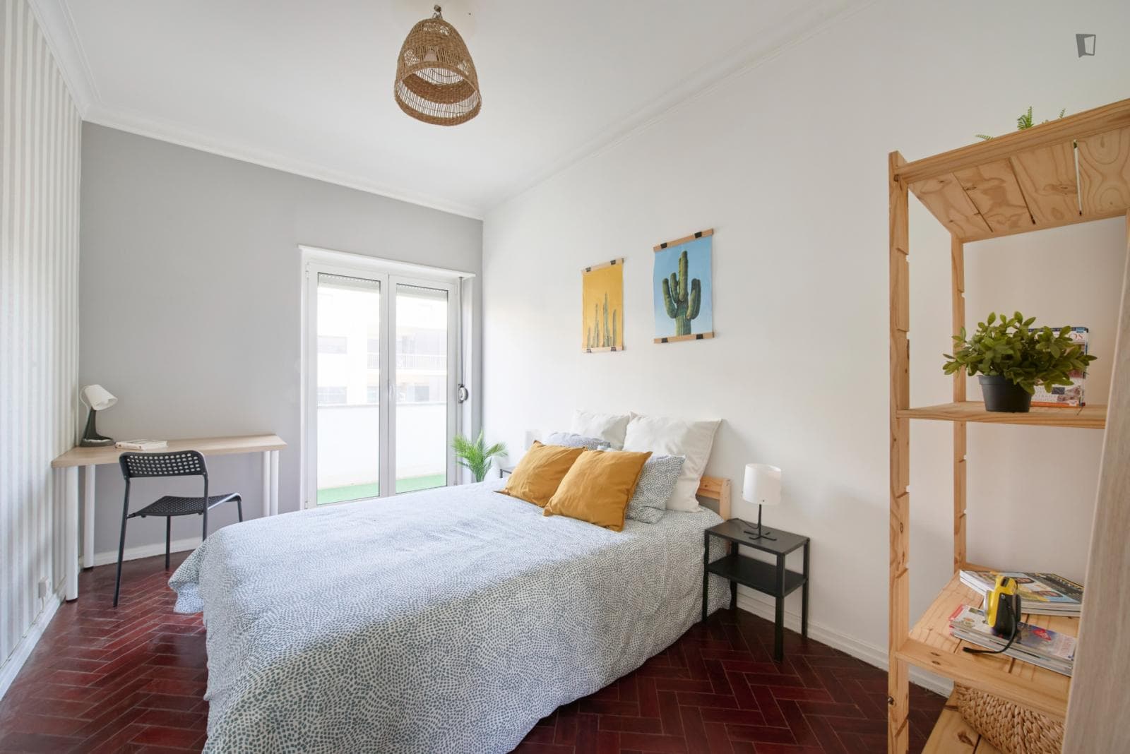 Beautiful double bedroom with balcony close to downtown Lisbon photo 1