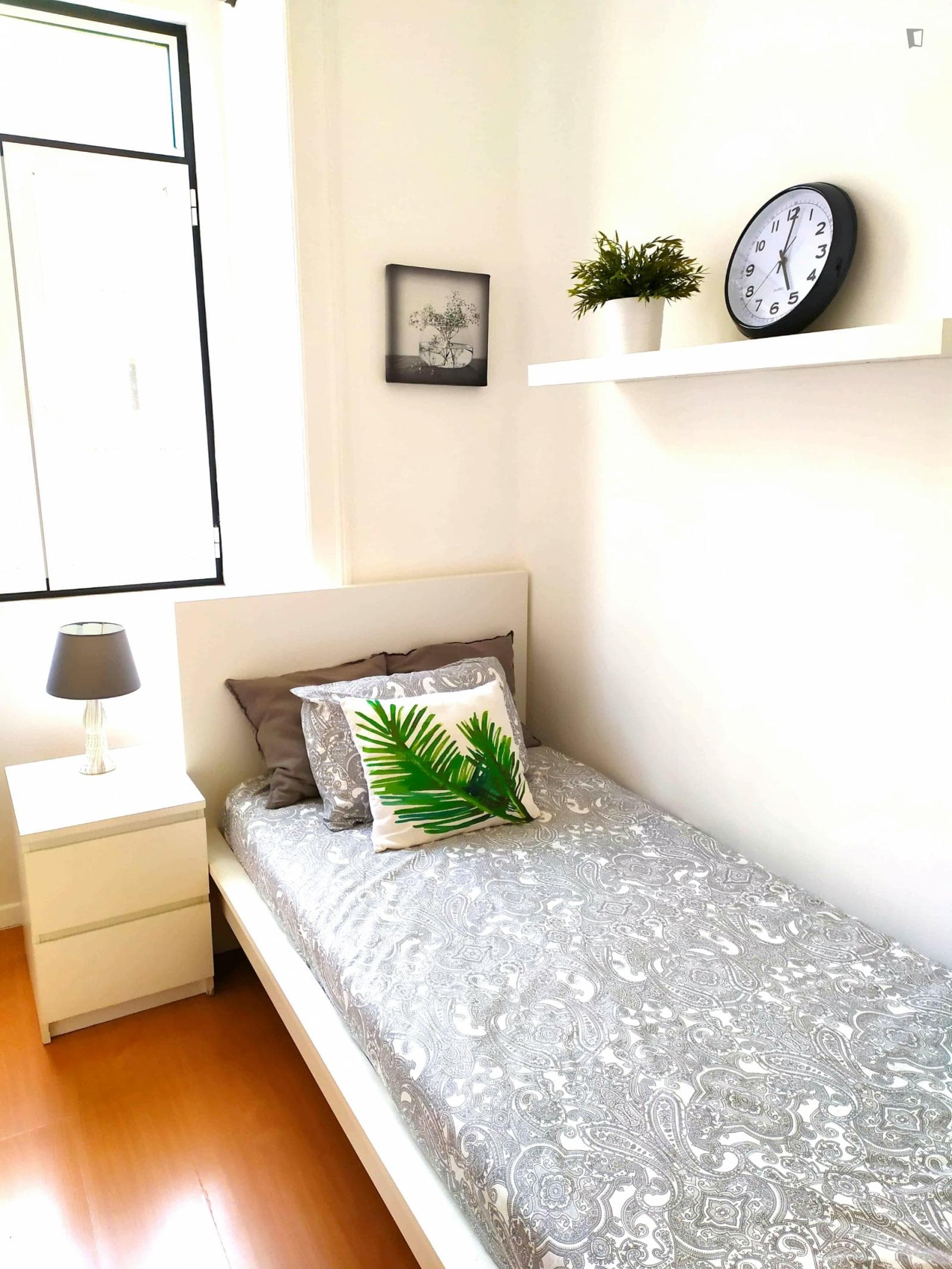 Cool single bedroom next to IST photo 1