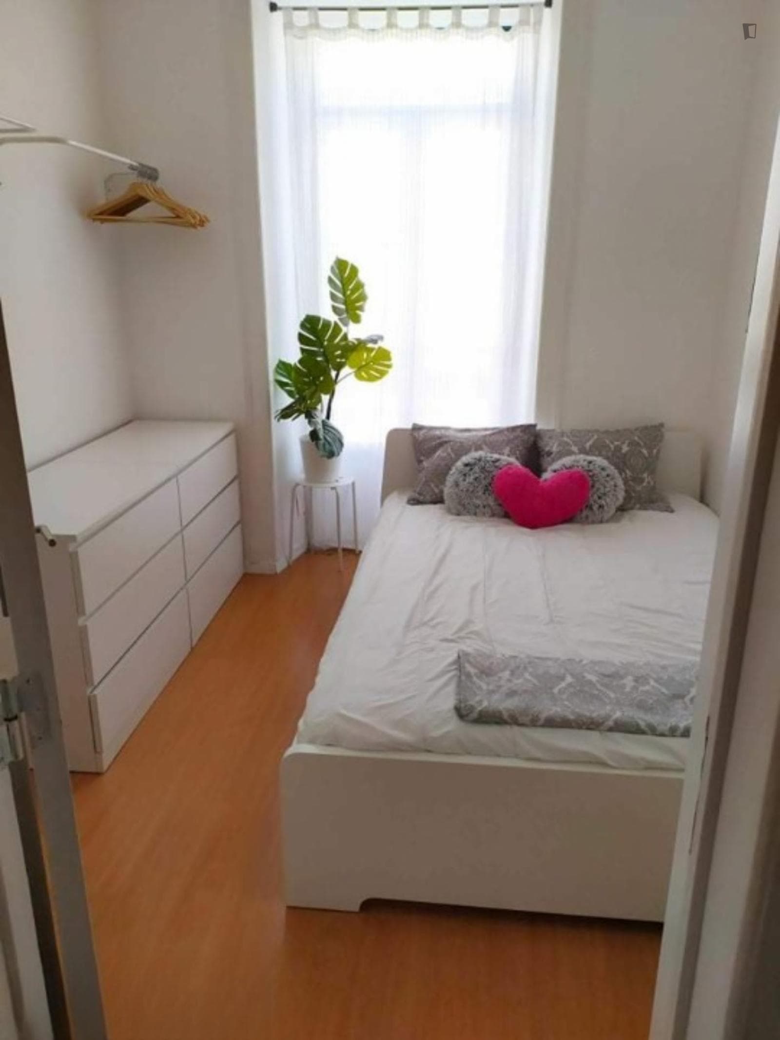 Sunny double bedroom close to Arroios metro station photo 1