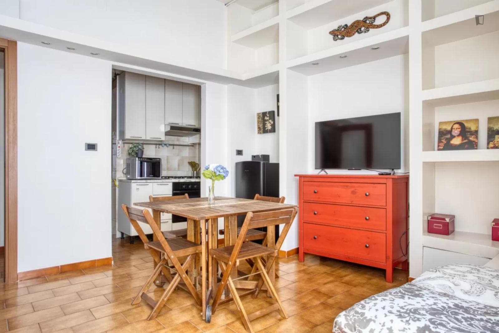 Sunny 1-bedroom apartment in Chinatown photo 1