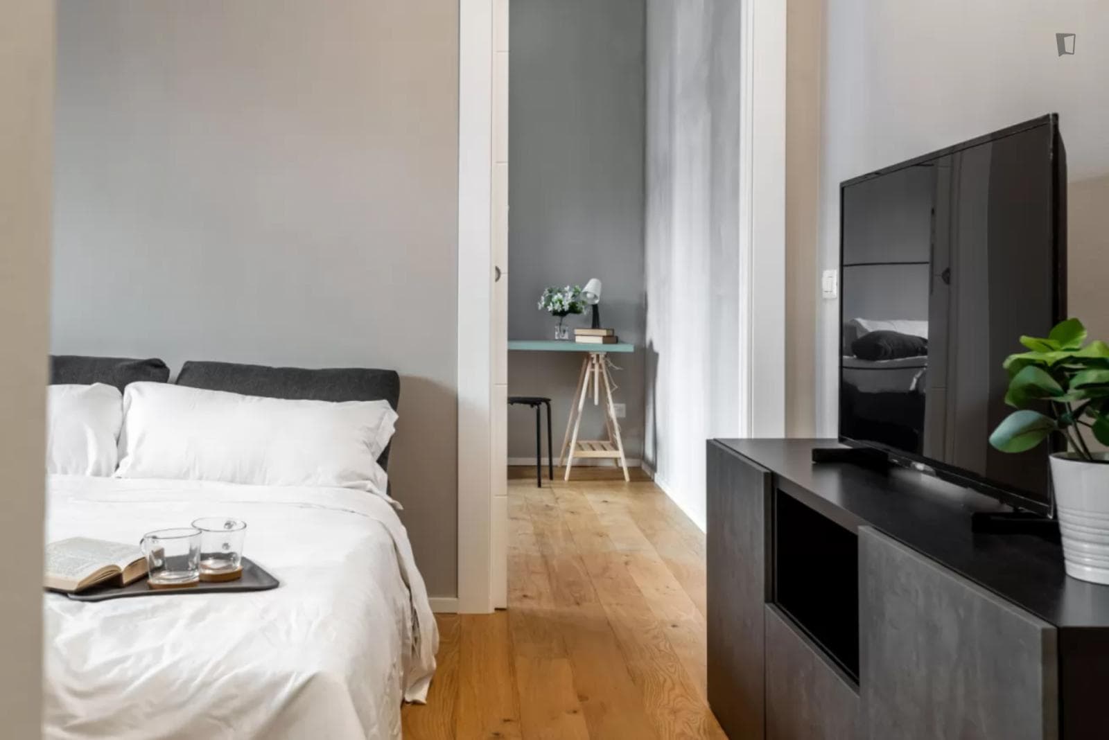 Brilliant 1-bedroom apartment near the Argonne metro photo 1