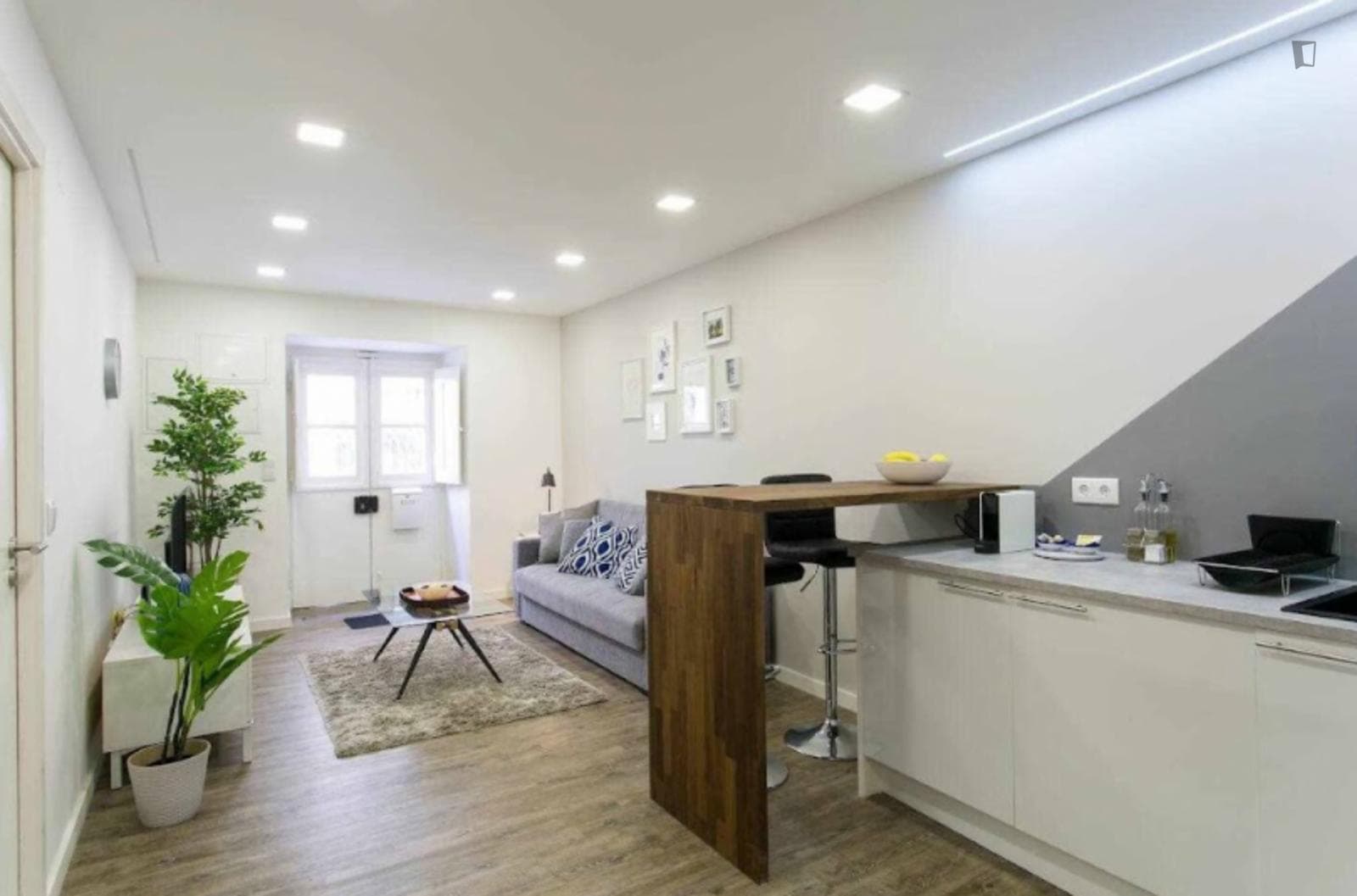 Modern 1-bedroom apartment in Bairro Alto  photo 1