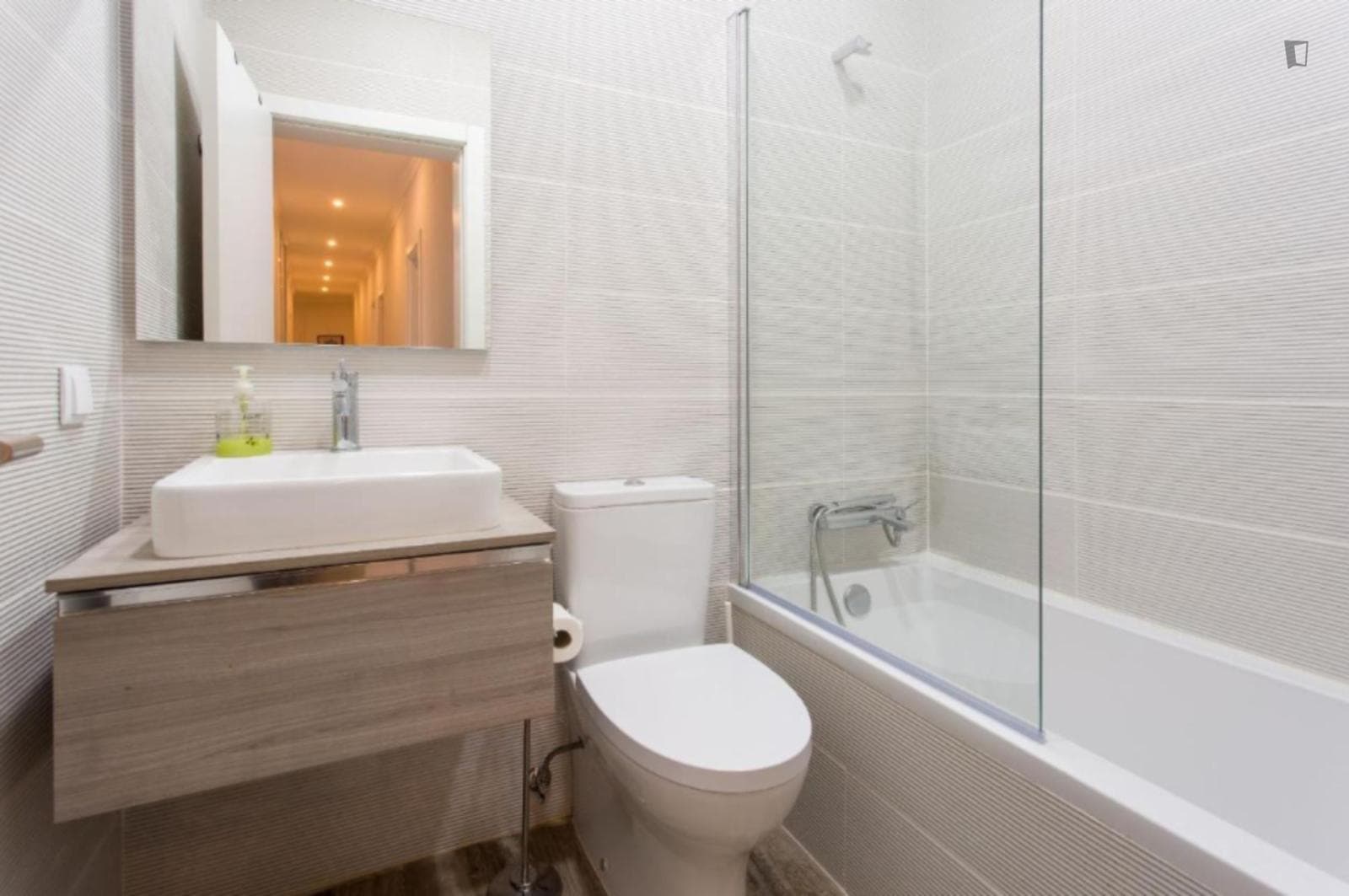Tasteful 3-bedroom apartment close to Anjos metro station photo 1