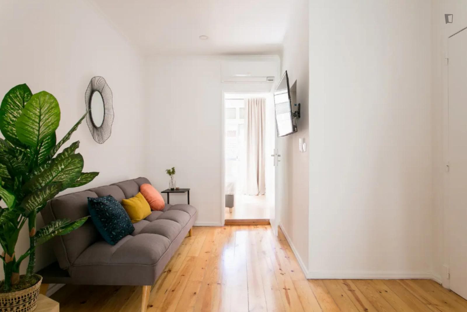 Appealing 1-bedroom apartment close to Anjos metro station photo 1