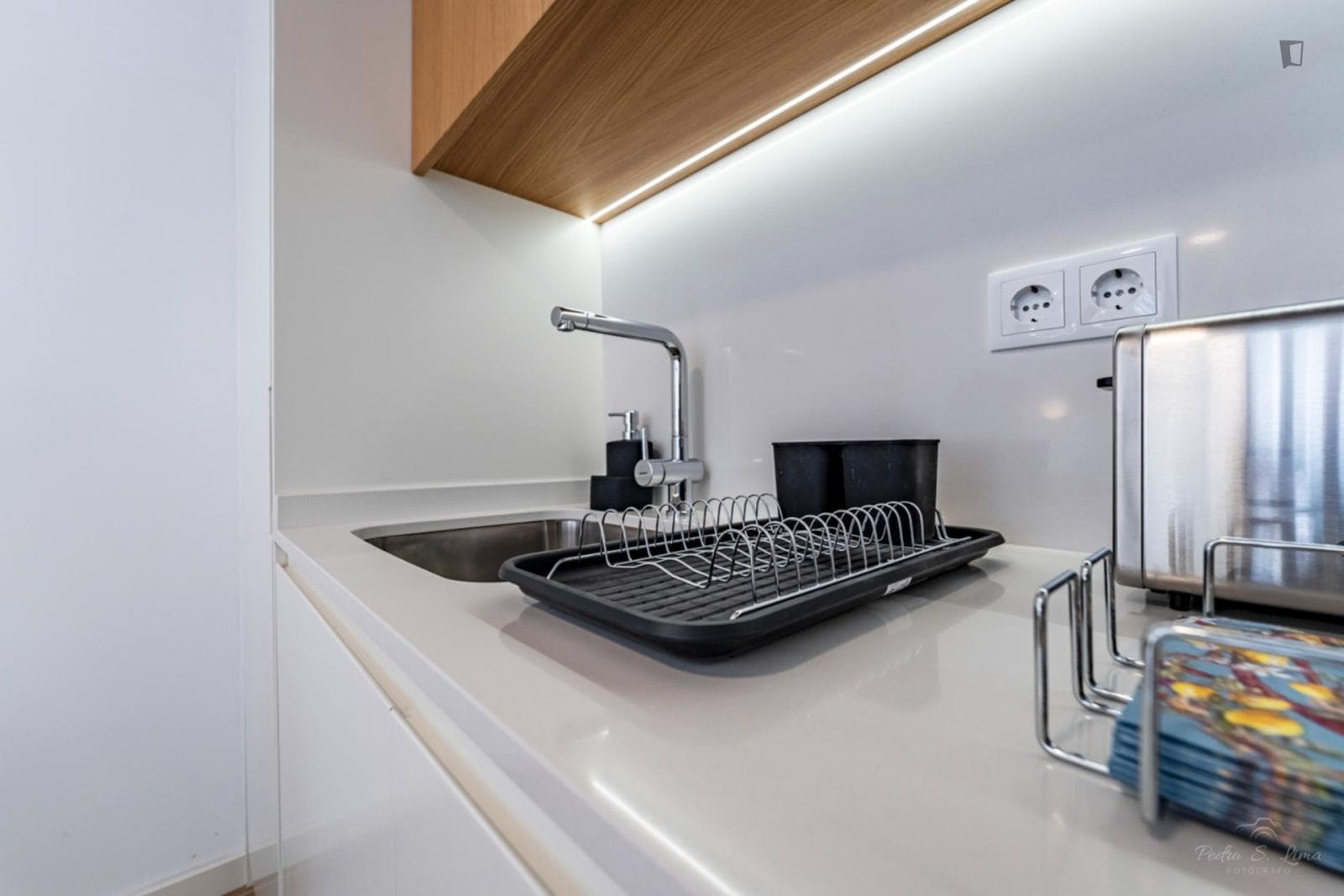 Comfortable and sunny 1-bedroom flat near the Heroísmo metro station photo 1