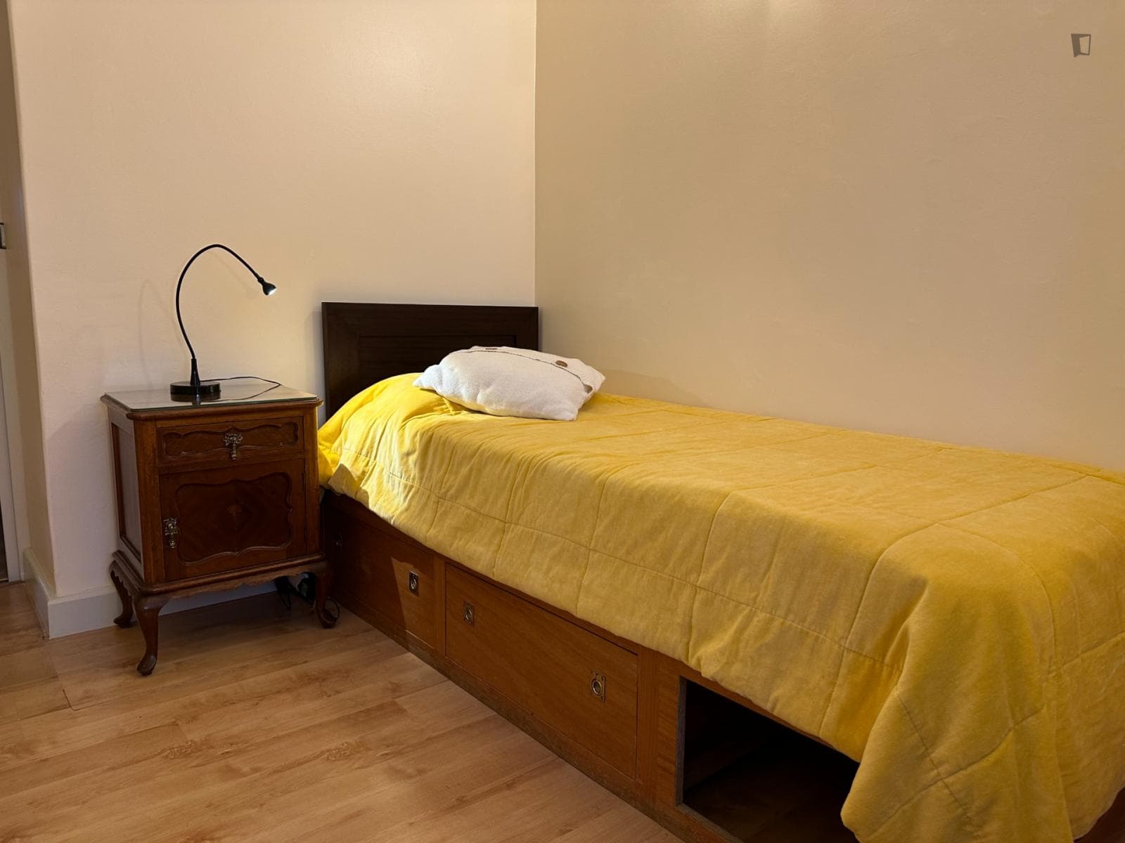 Lovely single ensuite bedroom in a 4-bedroom flat photo 1