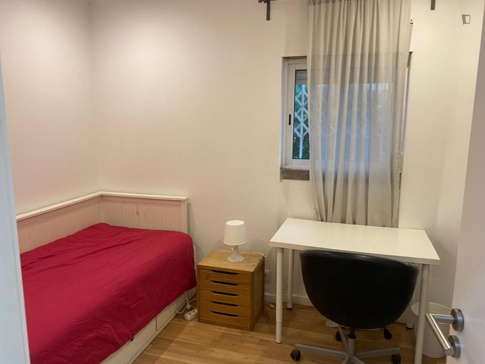 Welcoming single ensuite bedroom in Parede photo 1