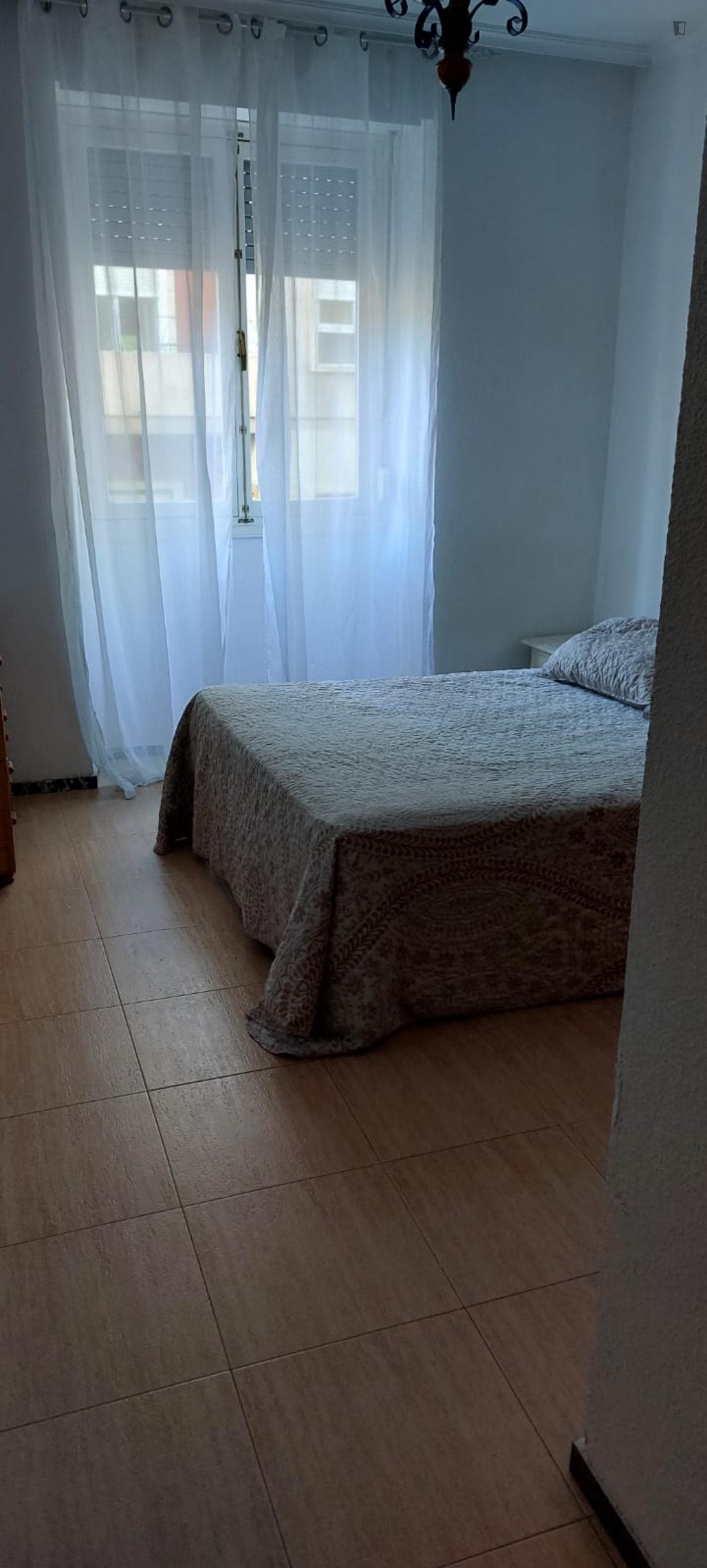 LARGE DOUBLE BEDROOM- bright spacious photo 1